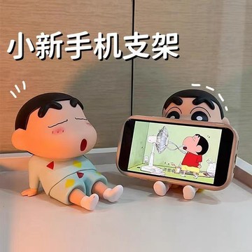【臺灣-出貨】蠟筆小新懶人手機支架手辦桌麵擺件ins公仔潮玩模型禮物懶人追劇