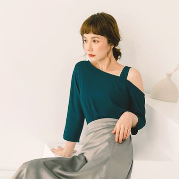 OB嚴選-不易皺涼爽雪紡露肩斜領七分袖上衣《AB16054-》