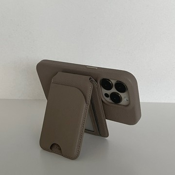 APIOU 摩卡棕荔枝紋皮革磁吸鏡面支架卡包 卡夾包 磁吸手機包 手機卡夾 磁吸卡套 手機支架 皮革卡夾 Magsaf