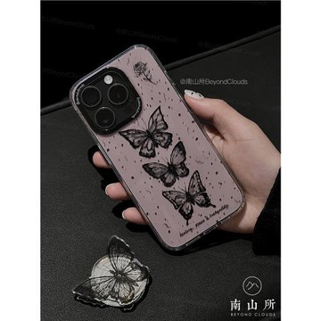 南山所 原創霧霾黑粉灰性冷淡法式蝴蝶高級手機殼暗黑酷iPhone16Pro/14/13/15/12Max亞克力雙層全包軟女國風