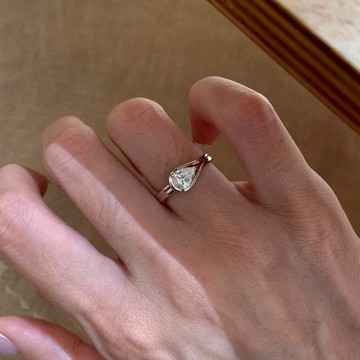 淚滴水鑽戒指 【高保色】 簡約設計 鑽石戒指 [A36]