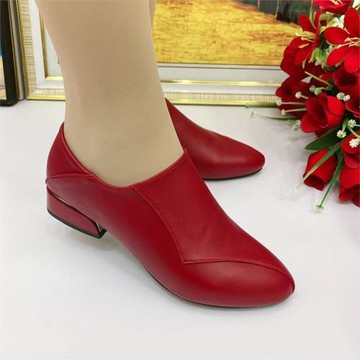 中年媽媽鞋女士皮鞋真皮鞋尖頭媽媽低跟軟底紅色皮鞋時尚工作鞋
