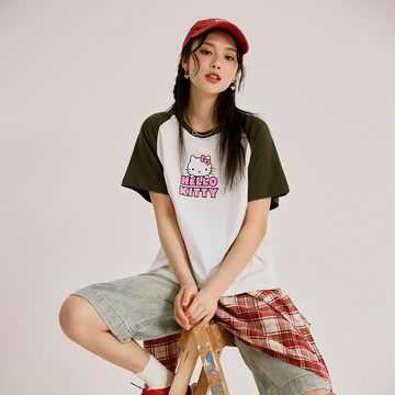 OB嚴選 KITTY 經典再現．拉克蘭袖印花TEE 《IK0063》