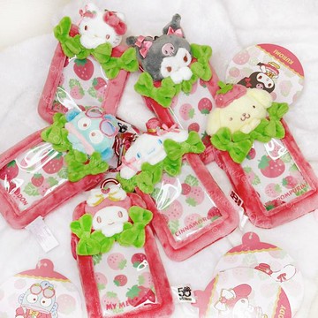 小禮堂 Sanrio 三麗鷗 絨毛造型卡套吊飾 (草莓新聞50週年) Hello Kitty 美樂蒂 大耳狗