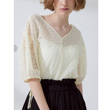 日本 fifth /CEDNIE 袖子綁帶 V 領 蕾絲襯衫 ¥4,990