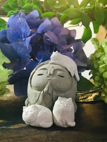 有三隻貓咪相伴的地藏菩薩
