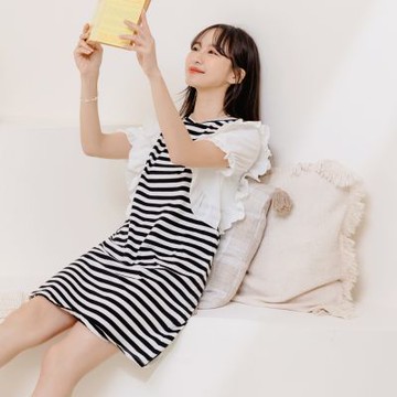 OB嚴選中大尺碼-條紋荷葉拼接拋袖短洋裝《DA9775》