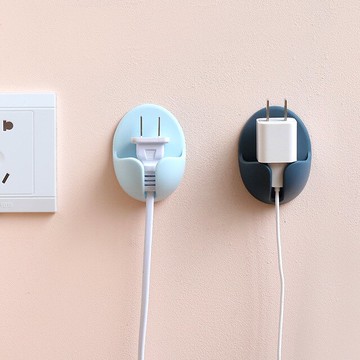 壁掛免打孔電源插頭收納掛鉤免釘放電線電源線插座粘鉤支架理線器