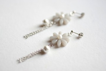 樹脂藝術 花朵、棉珠與流蘇耳環・曾是天使之物