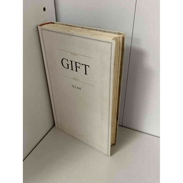 【雷根360免運】【送贈品】GIFT(精裝書) _Q LAM #無釘章 #七成新【P-A2147】