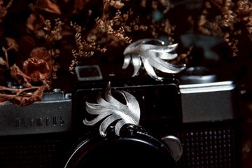 【老飾品/西洋老件】美國TRIFARI銀色葉子夾式耳環 古著耳環