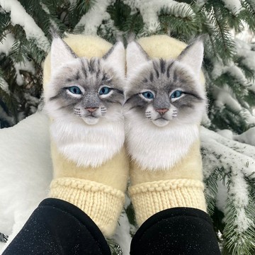 独特的手工猫头鹰连指手套。 温暖的羊毛妇女连指手套与猫头鹰。
