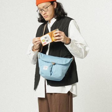 日常防潑水斜背包L號 KASEN ECO (帕爾馬藍)