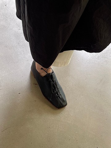 原皮整片裁切 手工做 極簡綁帶方頭皮鞋 黑色