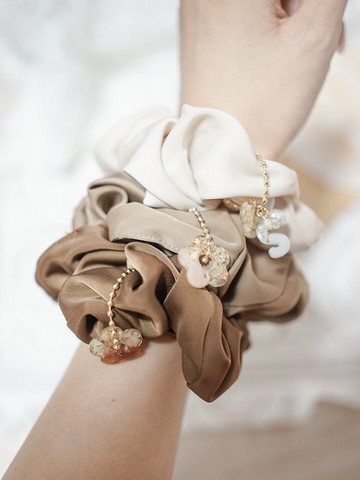 大腸髮圈配上花花吊飾