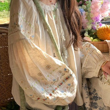 商城熱賣⭐慵懶文藝襯衫 重工刺繡 既舒適又優雅顯氣質新女花朵刺繡繫帶上衣襯衫文藝復古休閒寬鬆長袖上衣新款