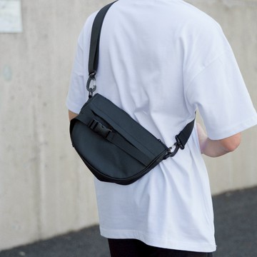 【衣衫倉庫】背包 側背包 三角標 斜拉  餃子包 大容量胸包 單肩包 斜背包男 水餃包 多夾層包包