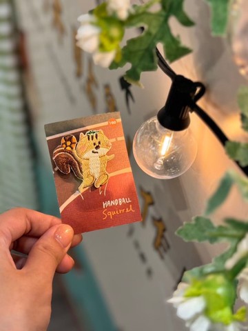 刺繡燙貼/別針 | 運動動物-手球松鼠