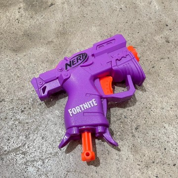 [沐沐屋] NERF孩之寶（Hasbro）與熱門電子遊戲《要塞英雄》聯名推出的 Nerf Fortnite