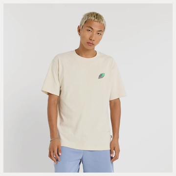 【NEW BALANCE】NB 短袖 T恤 上衣 男 美規 塗鴉 米杏色 MT51972LIN