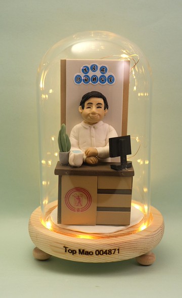 榮休記念小禮品,內有LED燈效,可客製名字.提供相片客製人物造型