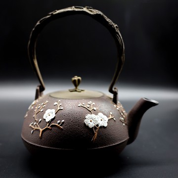 手造日本鐵壺,日本鑄鐵壺,茶壺 泡茶壺 茶具,梅花花紋,茶具,手工精雕花鳥紋路(含木盒裝)