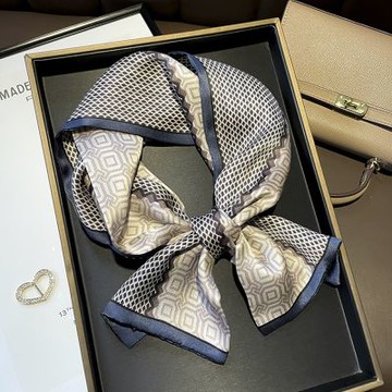 【JC Collection】蠶絲飄逸網格幾何圖雙層四季百搭細窄長形領巾(藍色邊)