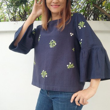 Hemp Clover -  手工編織靛藍染料白色花朵刺繡上衣