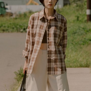 QUEENSHOP_F 女裝 經典撞色格紋設計長袖襯衫 兩色售 現+預 【01025682】