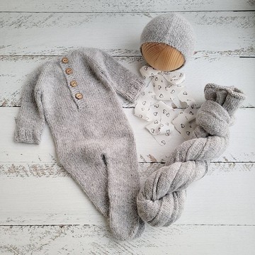 帶帽子的白色/灰色蓬鬆新生兒連身衣。寶寶拍照道具。