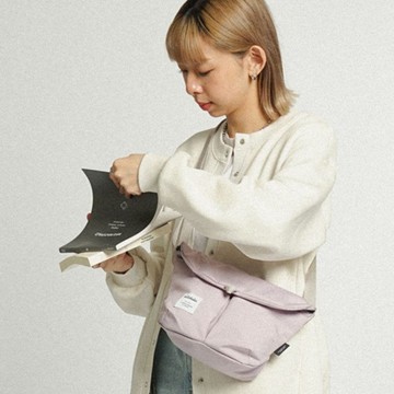 經典款式立體防潑水斜背包S號 MINI KASEN ECO (肥皂紫)