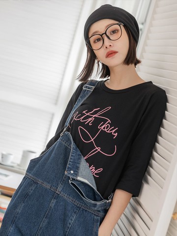 純棉不對稱下襬撞色英文印花上衣