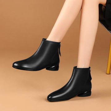 真皮平底小短靴女圓頭2024秋冬新款低粗跟休閑大碼踝靴軟皮靴子女