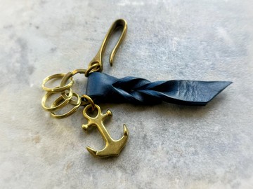 栃木皮革與黃銅鑰匙圈 ancla 海軍藍