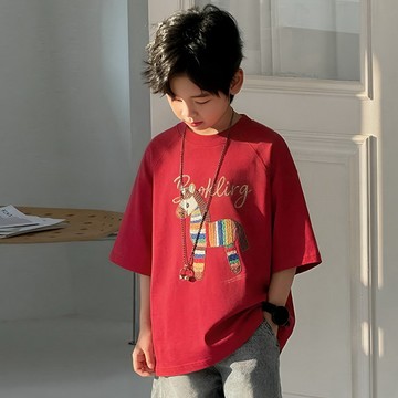 【中大男童】刺繡彩色馬圖案字母寬鬆T恤