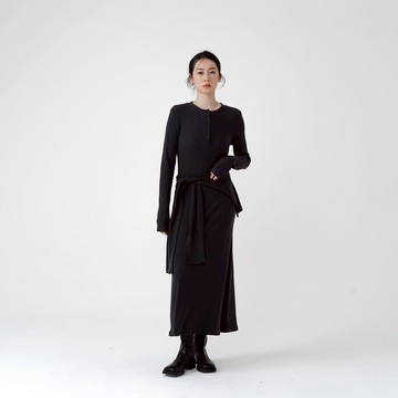 QUEENSHOP_F 女裝 半門襟附領片針織合身長洋裝-深灰S/M 現+預 【01087191】