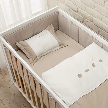 KU.KU Duckbill 酷咕鴨 KUKU PLUS 極簡幾何寢具6件組  床欄護墊(120 x 60 x 29cm) + 枕套/枕心(38 x 25cm) + 被套/被胎(100 x 125cm) + 床包(60 x 120 x 7cm)  淺茶  床欄護墊 + 枕心 +