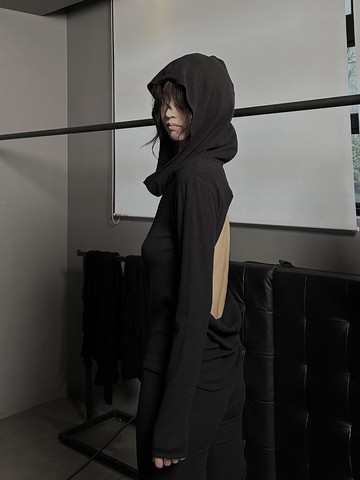SS25 AMU HOODIE BACKLESS TEE [BLACK]