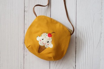 香草冰淇淋刺繡圖案斜背包