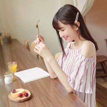 OB嚴選中大尺碼-微性感露肩平口直紋傘袖肩帶上衣《AB15875》