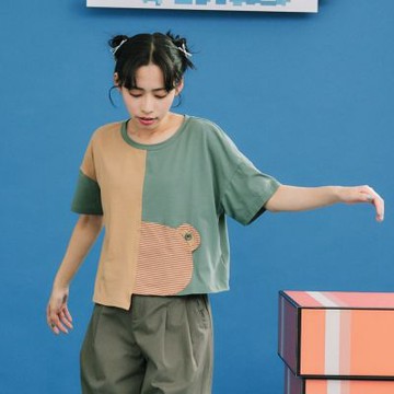 【Dailo】熊口袋不對稱撞色拼接短袖上衣 綠 卡 駝