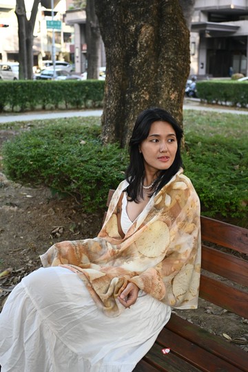 【記憶有限】EcoPrint 花葉移印 圍巾-淡茶