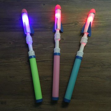 廣場地攤熱賣兒童沖天火箭炮帶燈光帶聲音手推發射火箭筒兒童玩具