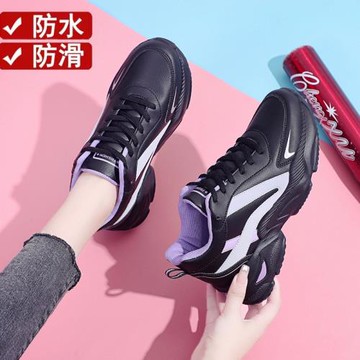 黑色運動鞋女款皮面防水防滑廚房上班工作久站不累腳軟底大碼雨鞋