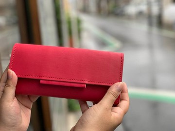 OVER 感謝我的母親，康乃馨色翻蓋錢包 Nume 皮革具有良好的可見性 OFW–RRR–RRR–R