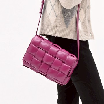 BOTTEGA VENETA 591970 Cassette 斜背枕頭包.桃紫