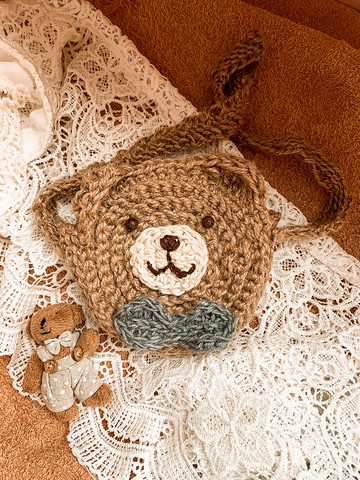 由黄麻制成的女孩编织圆形斜挎包