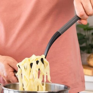 《KitchenAid》美國 不沾鍋尼龍麵杓(岩灰34cm) | 撈麵杓 義大利麵杓 麵勺