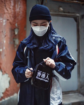 香港人透黑斜揹小袋