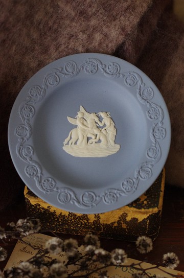 -金銀寶貝  英國製經典瓷器 WEDGWOOD 藍色浮雕盤 w350